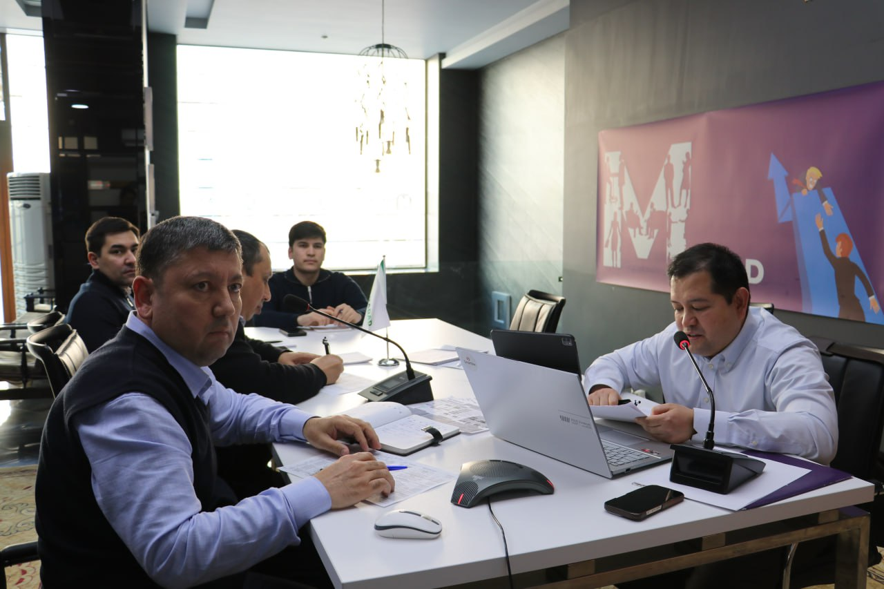 people around table introducing and training about wakil ai
